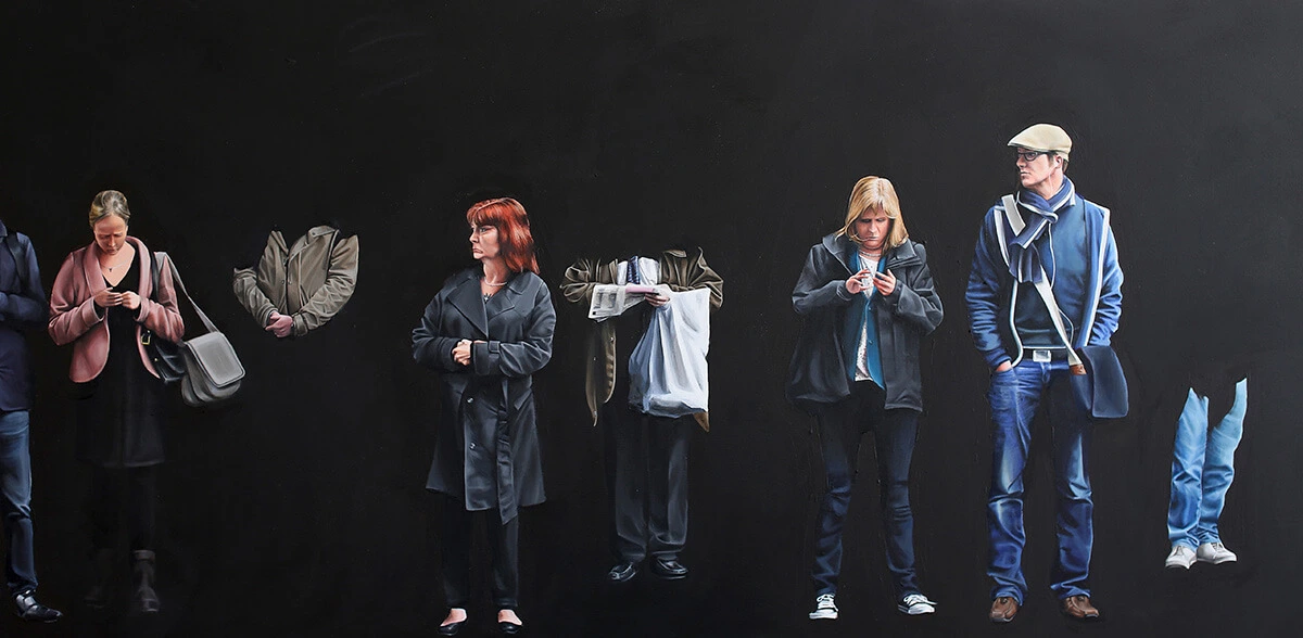 Darstellung der Künstlerin neben ihren Werken in einer Ausstellung im Kloster Brunshausen.