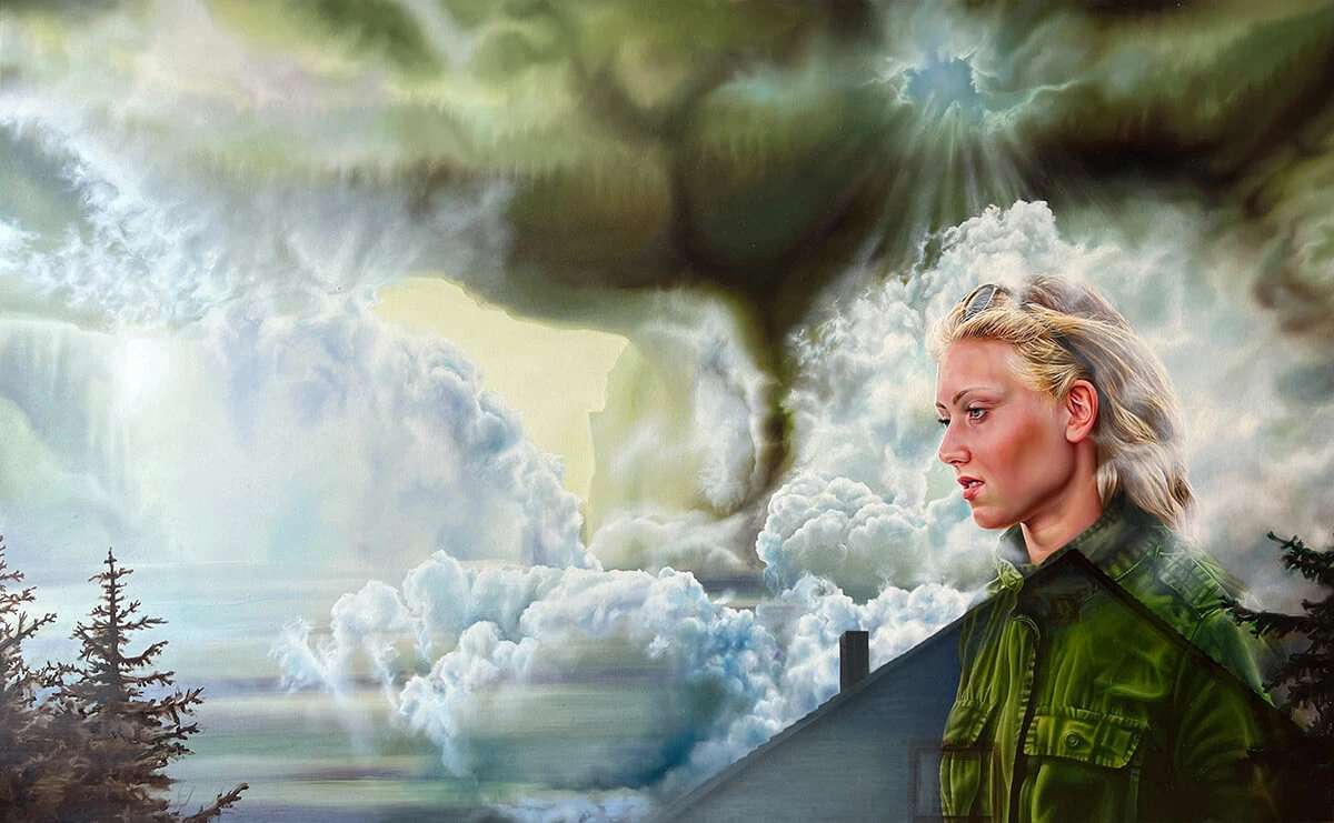 Darstellung der Künstlerin neben ihren Werken in einer Ausstellung im Kloster Brunshausen.