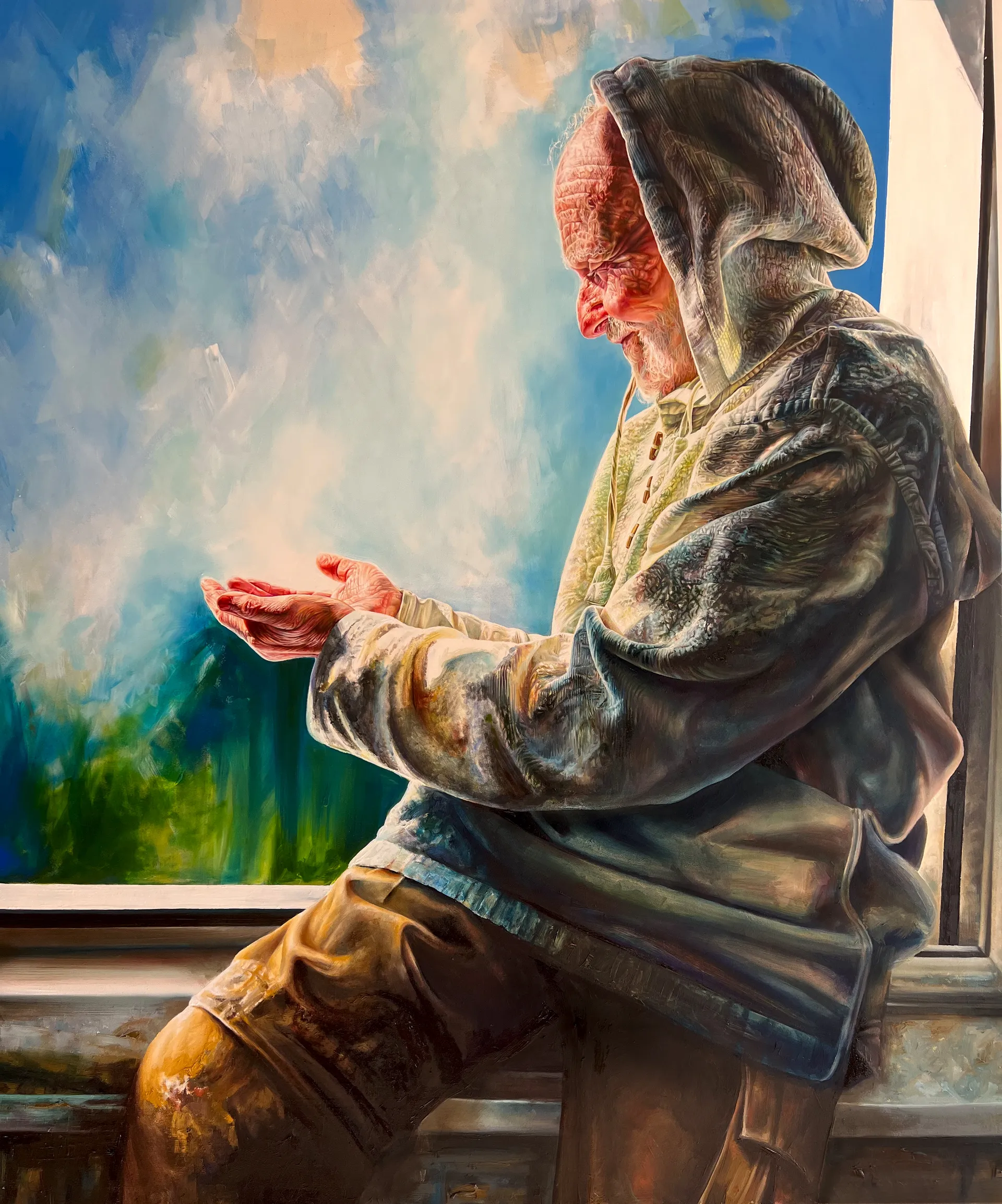 Ein älterer Mann, der lächelnd in seine mit gleißenden Licht erfüllte Hände blickt.