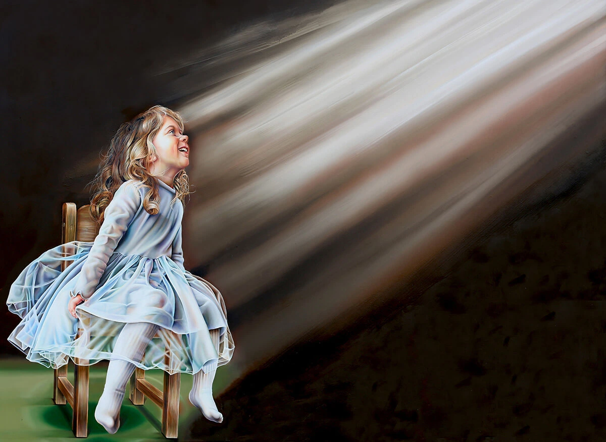 Darstellung der Künstlerin neben ihren Werken in einer Ausstellung im Kloster Brunshausen.